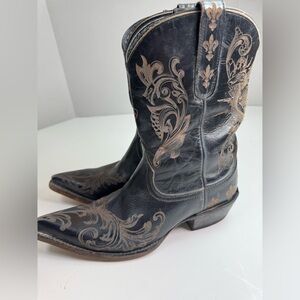 Ariat Vintage Women’s Cowboy Boots Black Leather Pegosa Embroidered size 7B 7